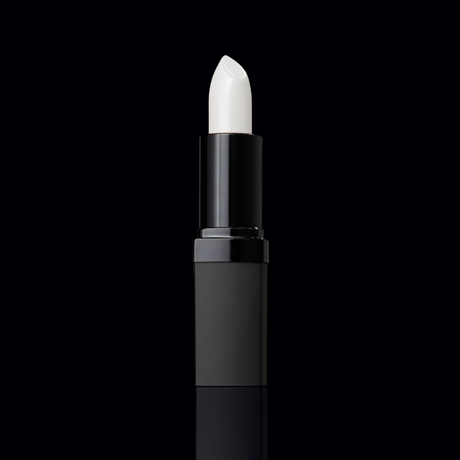 Vitamin E lipstick, buttery and soothing, comforts instantly. Apply as a treatment day or night.